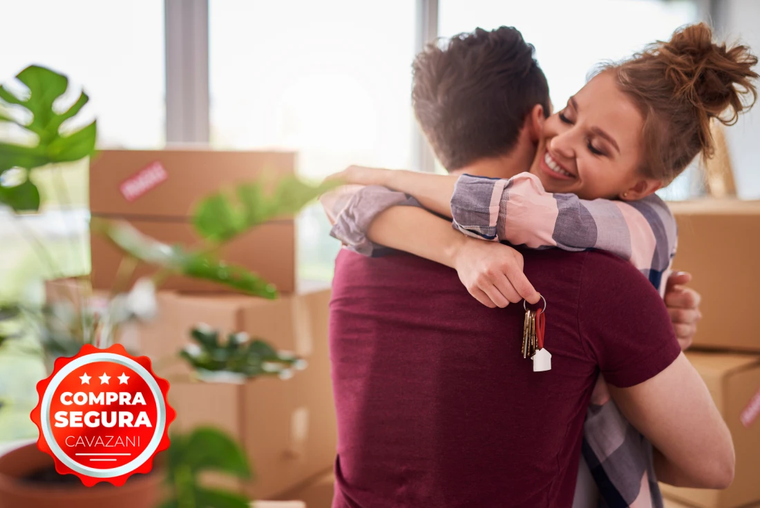 casal feliz por ter garantido um imovel pela cavazani