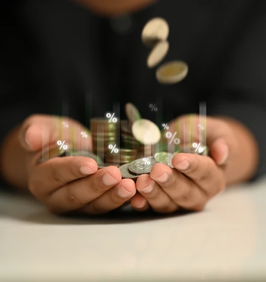 mulher segurando moedas com as duas maos