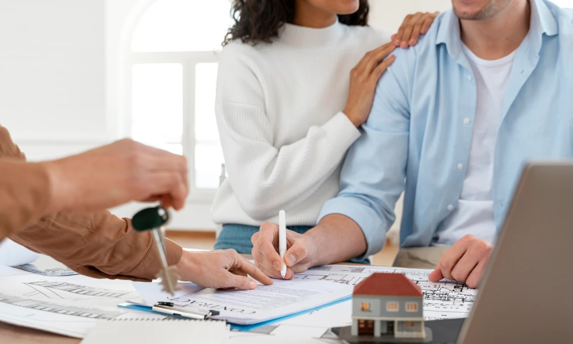 casal realizando assinatura de um imovel